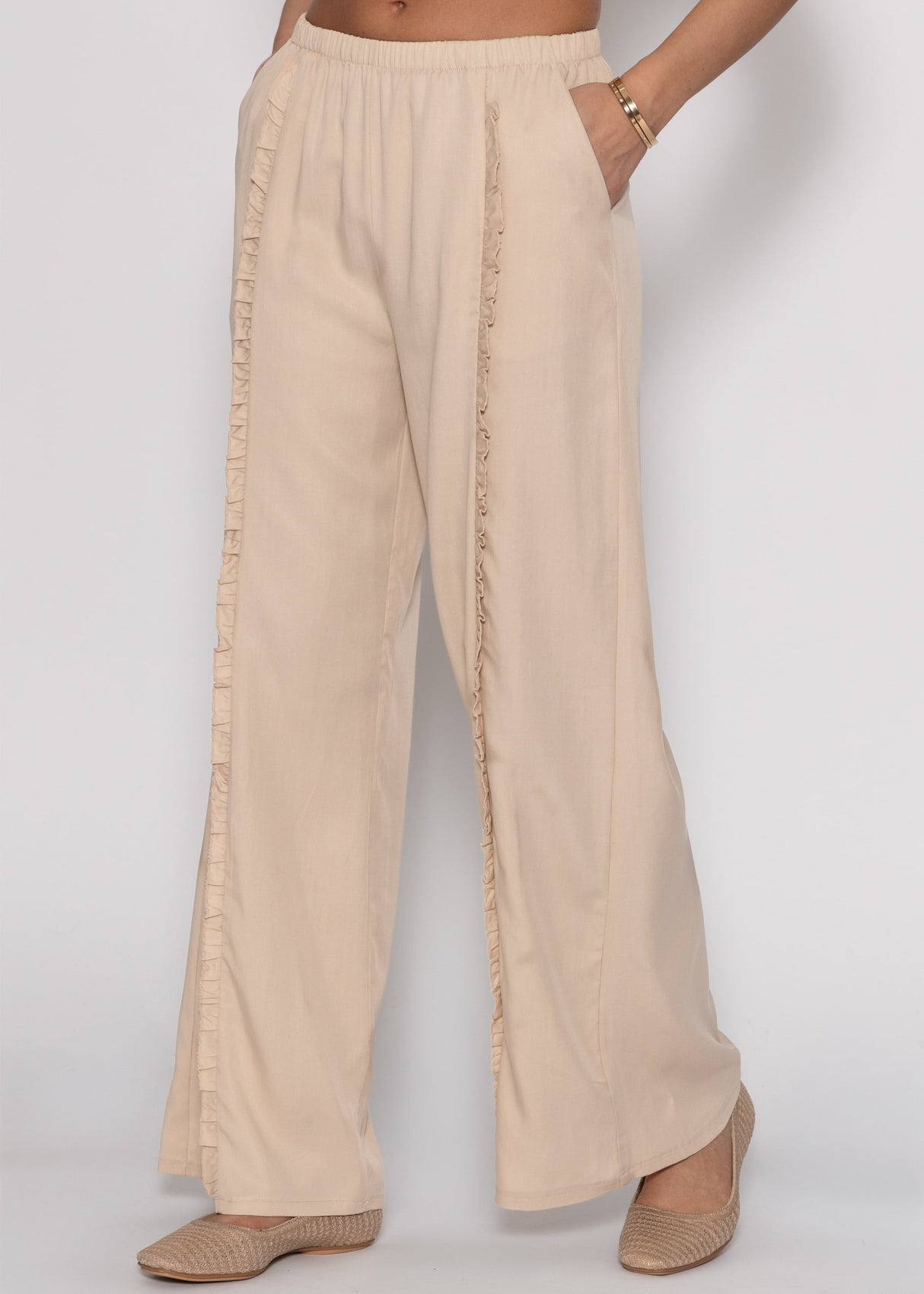 Hose mit weitem Bein und Rüschendetail - beige