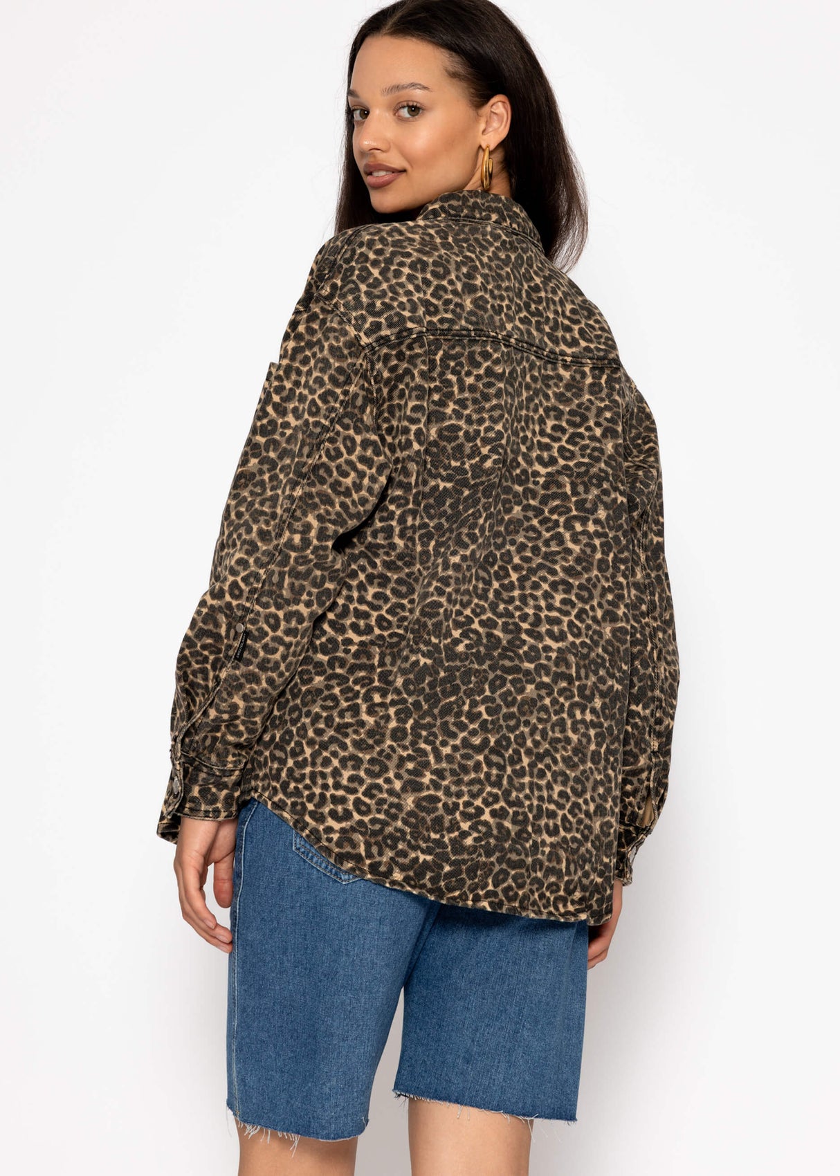 Shirt jacket made of jeans with Leo print - beige