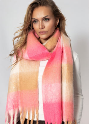 Karierter flauschiger Schal mit Fransen - rosa