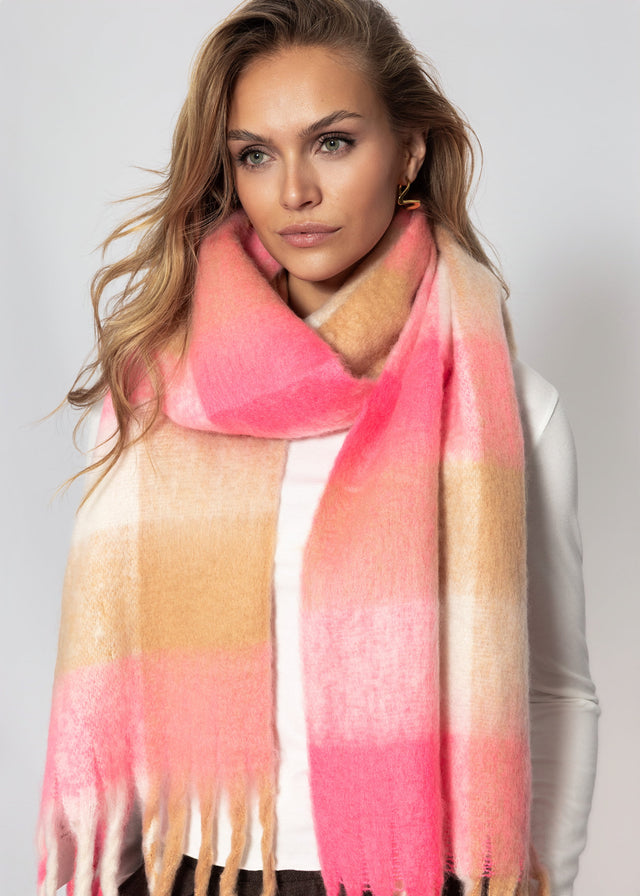 Karierter flauschiger Schal mit Fransen - rosa
