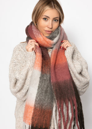 Karierter flauschiger Schal - grau-lachs