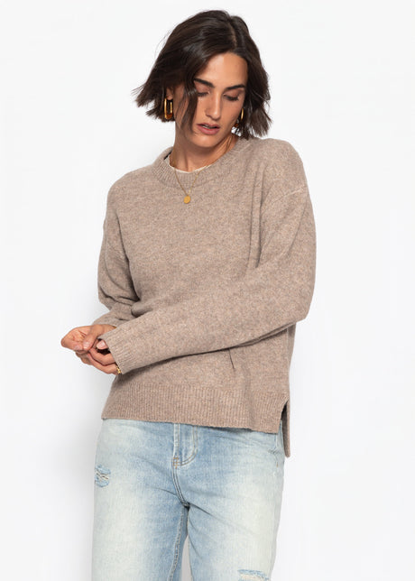 Klassischer Rundhalspullover - camel von SASSYCLASSY
