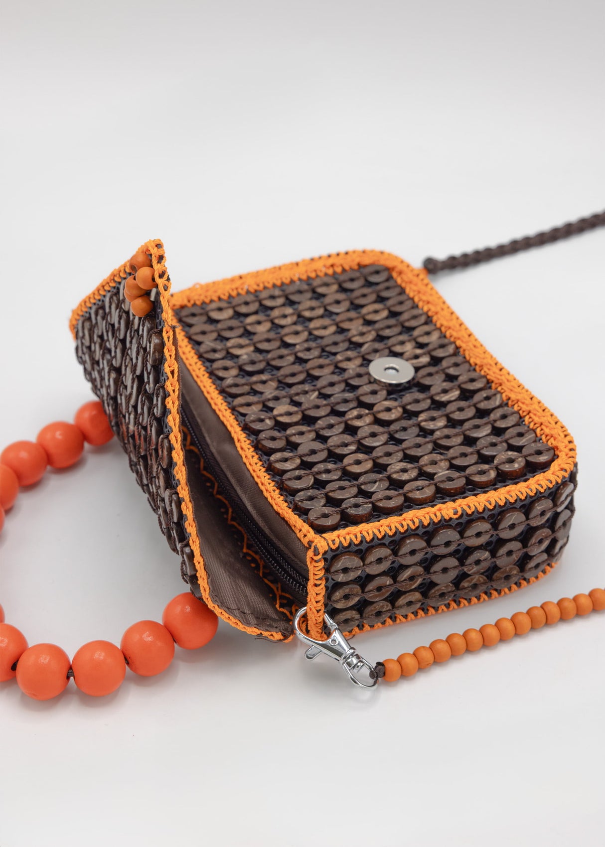 Kleine Tasche mit orangefarbenem Perlen-Henkel - dunkelbraun
