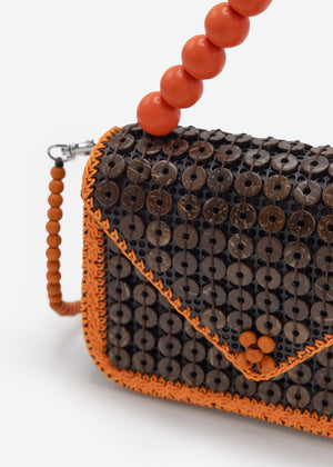 Kleine Tasche mit orangefarbenem Perlen-Henkel - dunkelbraun