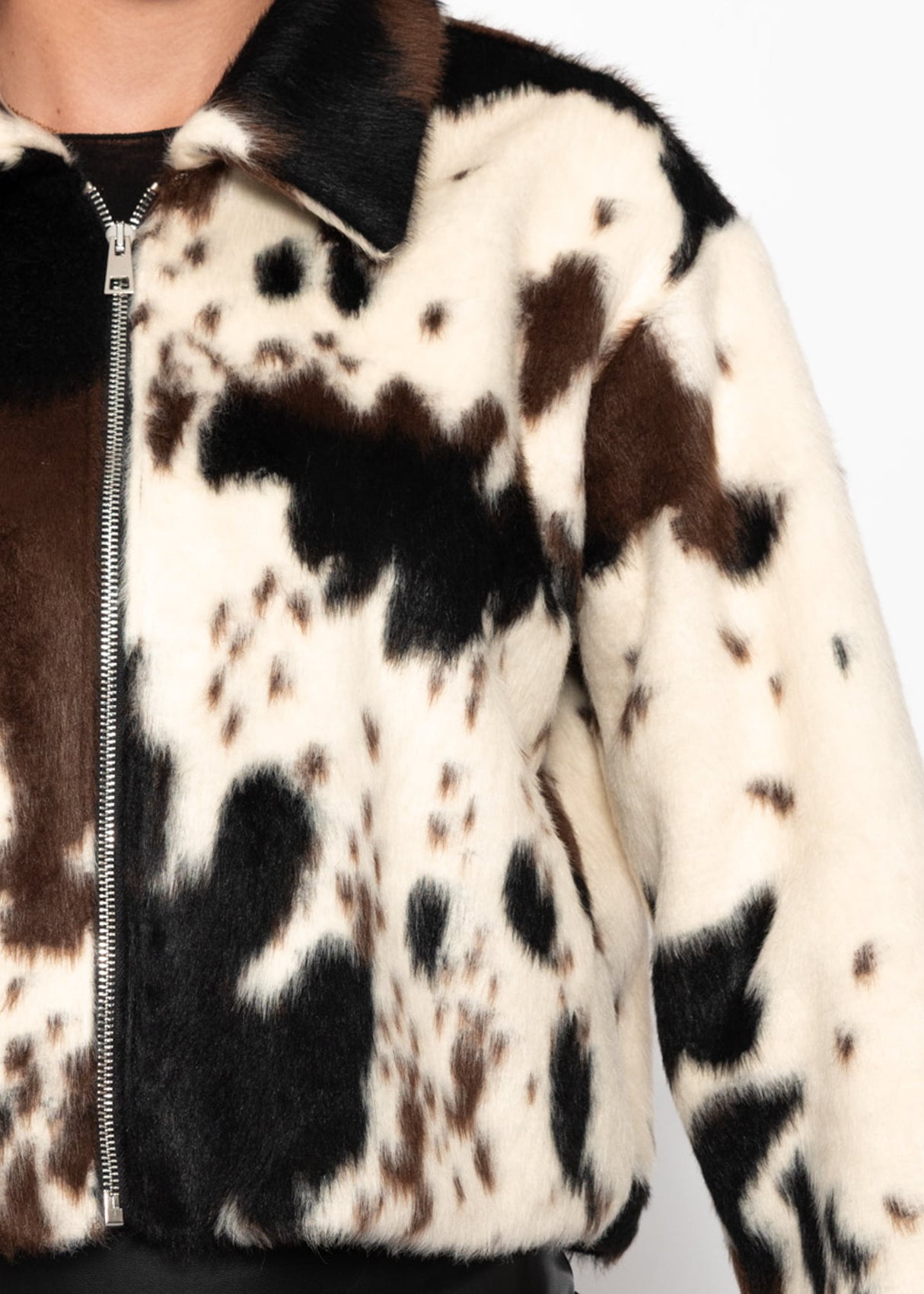 Kunstfelljacke mit Kuh-Print - offwhite