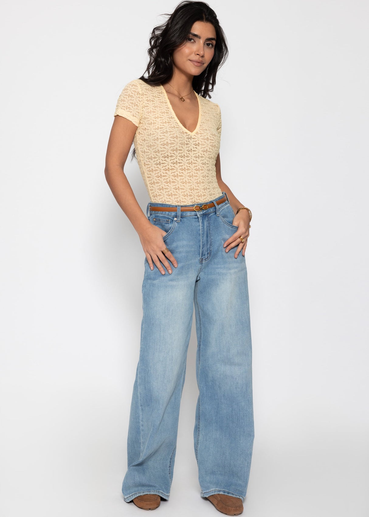 Short-sleeved bodysuit in floral lace - butter yellow