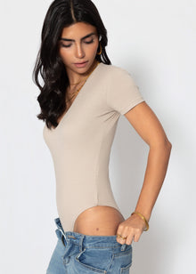 Kurzarm Body mit V-Ausschnitt - beige