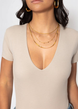 Kurzarm Body mit V-Ausschnitt - beige