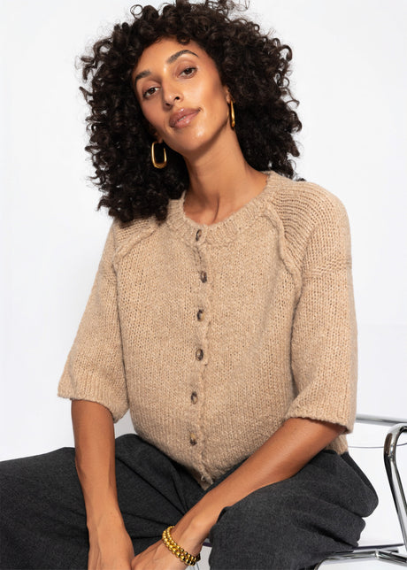 Kurzarm Cardigan mit Außennähten - beige