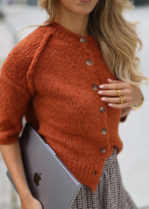 Kurzarm Cardigan mit Außennähten - rostrot