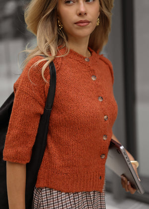 Kurzarm Cardigan mit Außennähten - rostrot