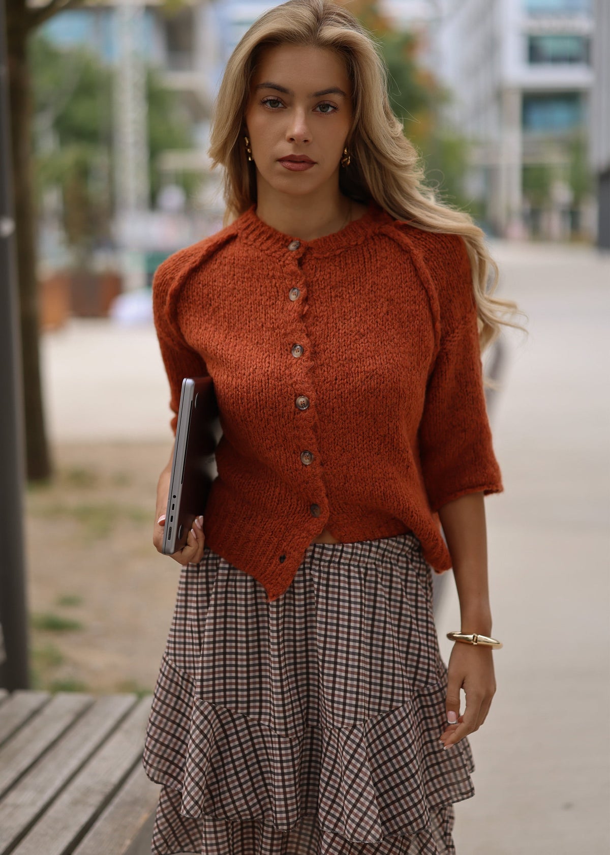 Kurzarm Cardigan mit Außennähten - rostrot