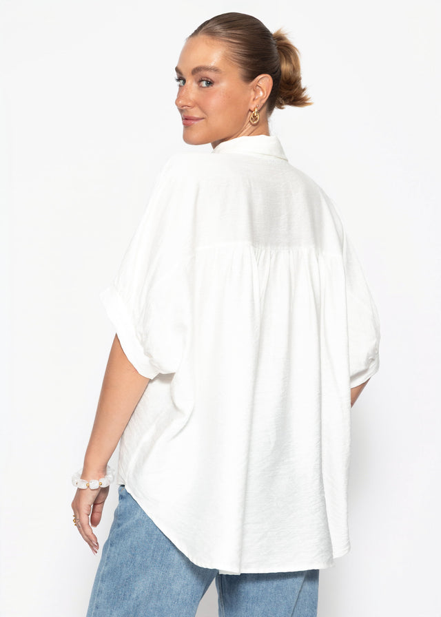 Short-sleeved shirt in an oversized fit - white