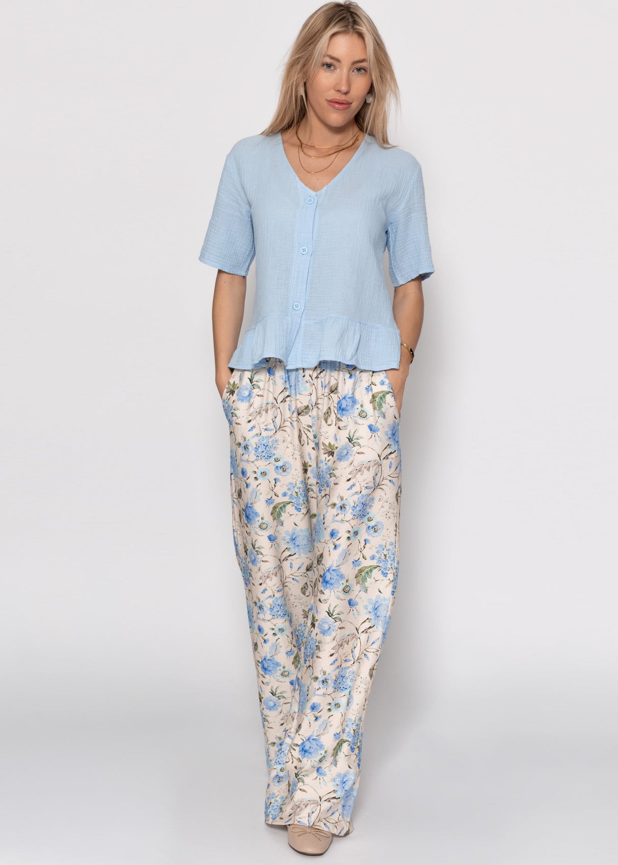 Kurzarm Musselin Bluse mit Volants - hellblau