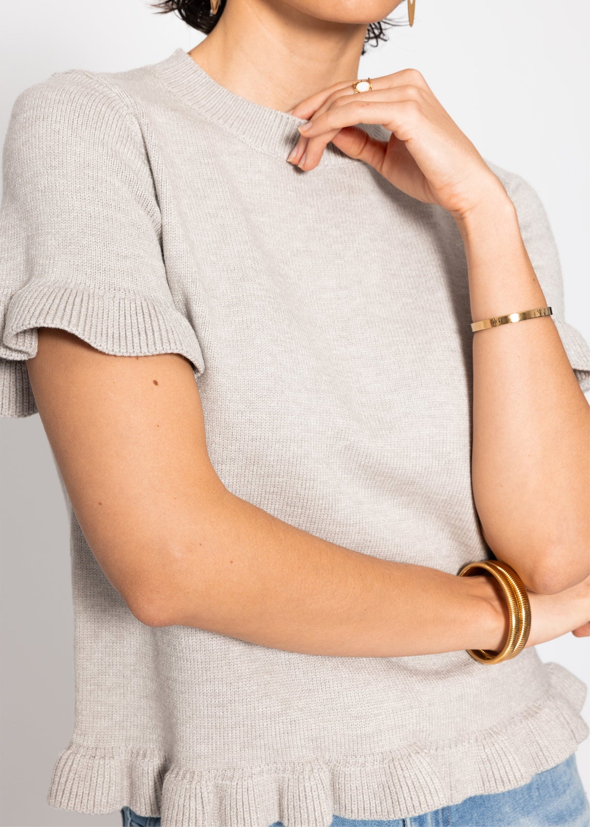 Short-sleeved sweater with ruffles - taupe