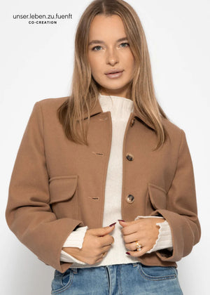 Kurze Jacke mit aufgesetzten Taschen - camel