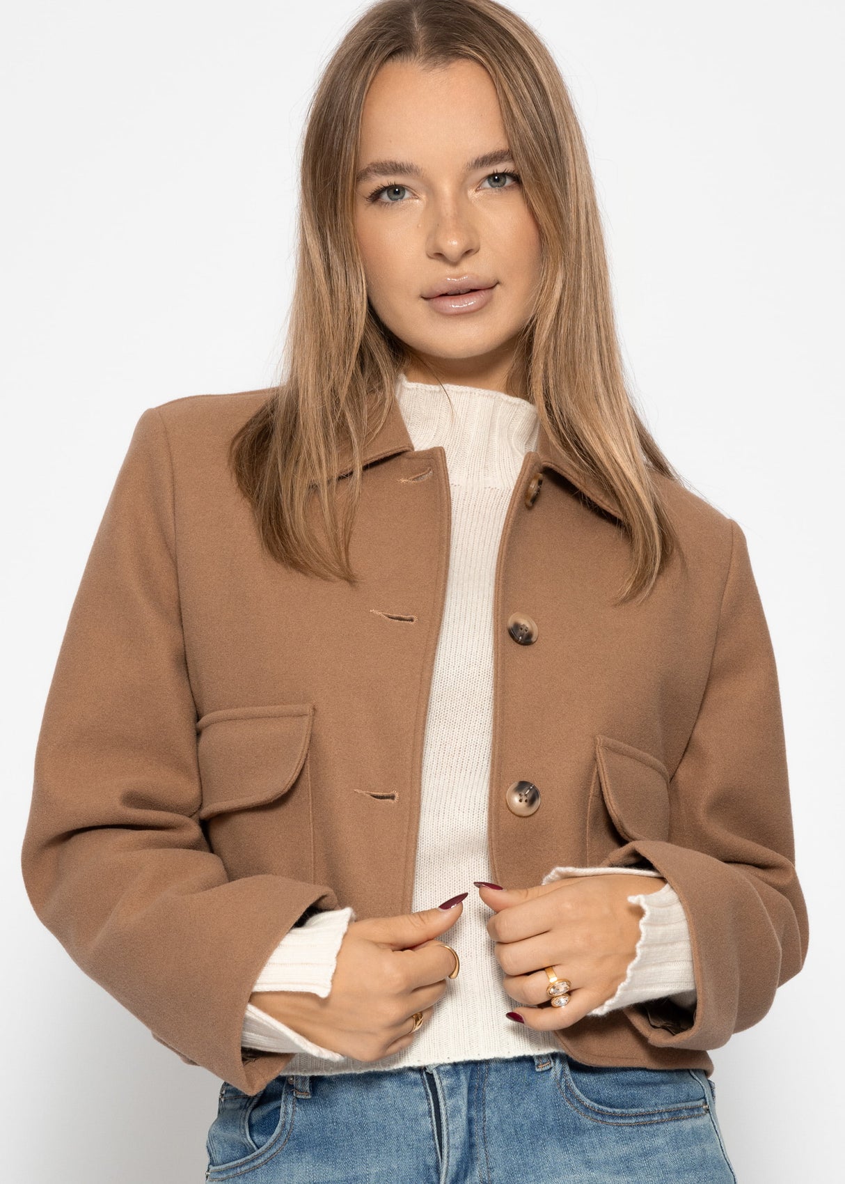 Kurze Jacke mit aufgesetzten Taschen - camel
