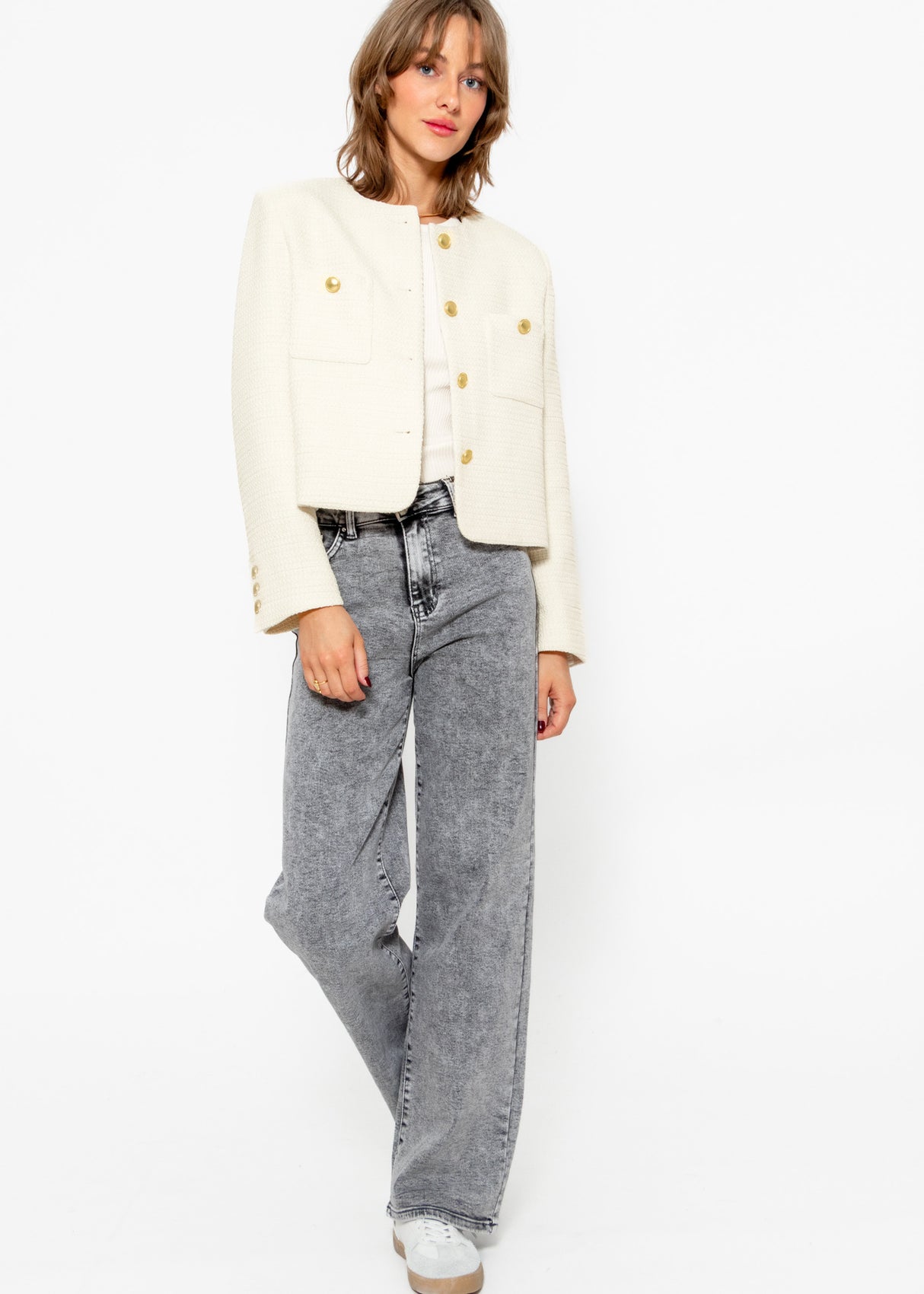 Kurze Jacke mit goldfarbenen Knöpfen - offwhite