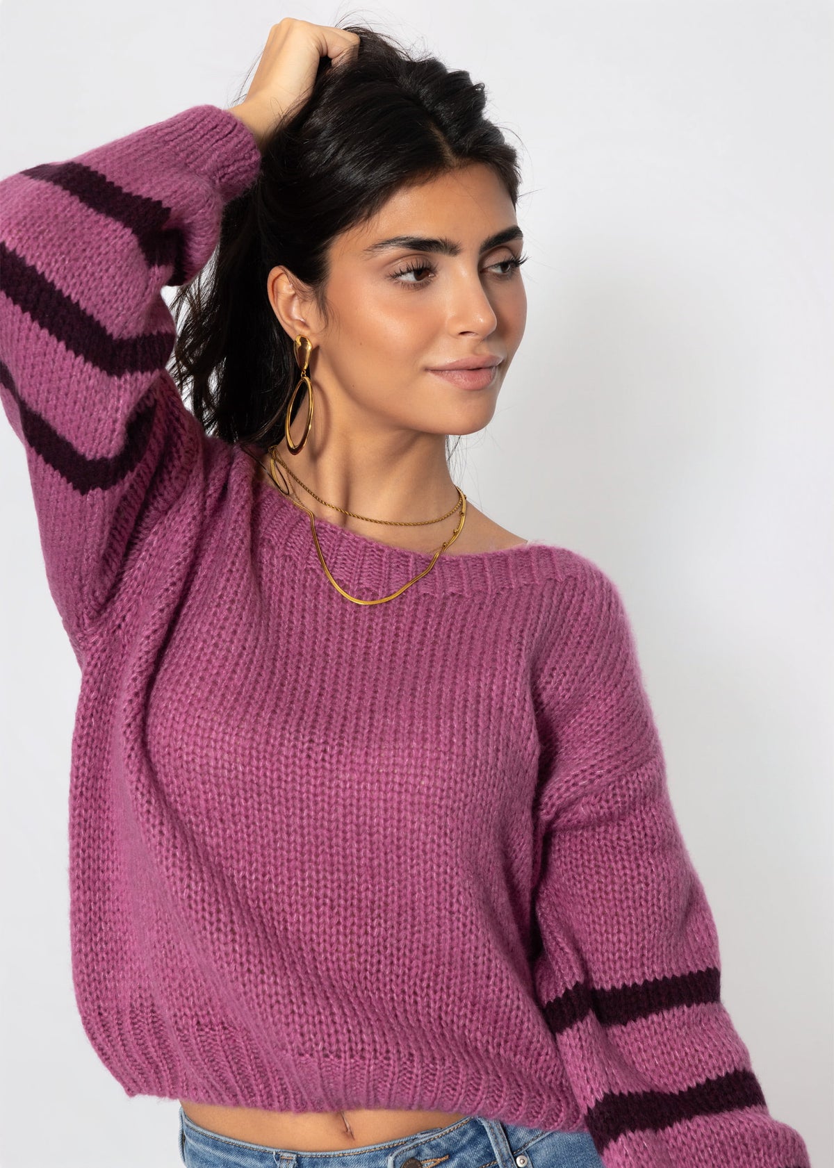 Kurzer Strickpullover mit gestreiften Ärmeln - beere