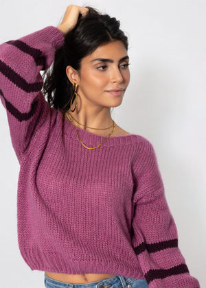 Kurzer Strickpullover mit gestreiften Ärmeln - beere