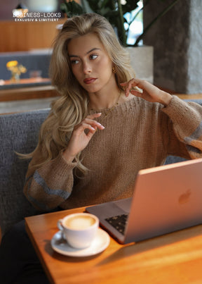Kurzer Strickpullover mit gestreiften Ärmeln - camel