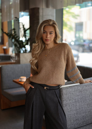 Kurzer Strickpullover mit gestreiften Ärmeln - camel