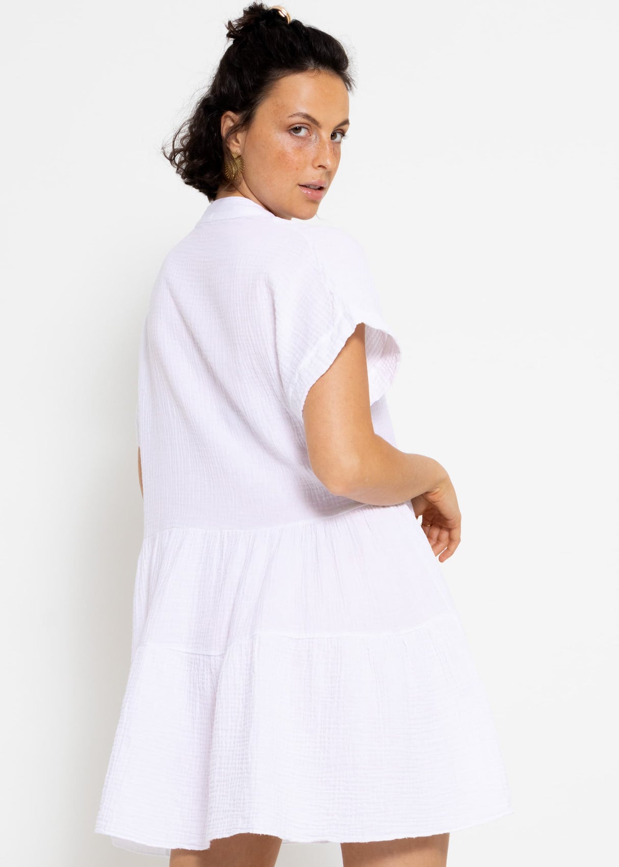 Kurzes Musselin Kleid mit Volants - weiß