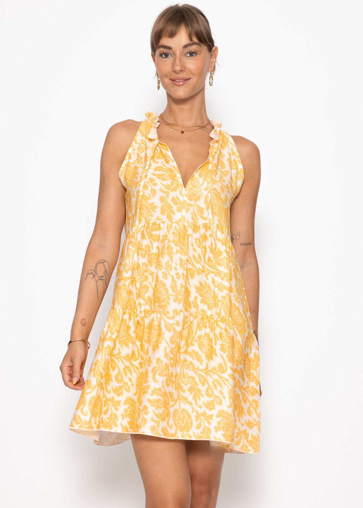 Kurzes Sommerkleid mit Blumenprint - gelb