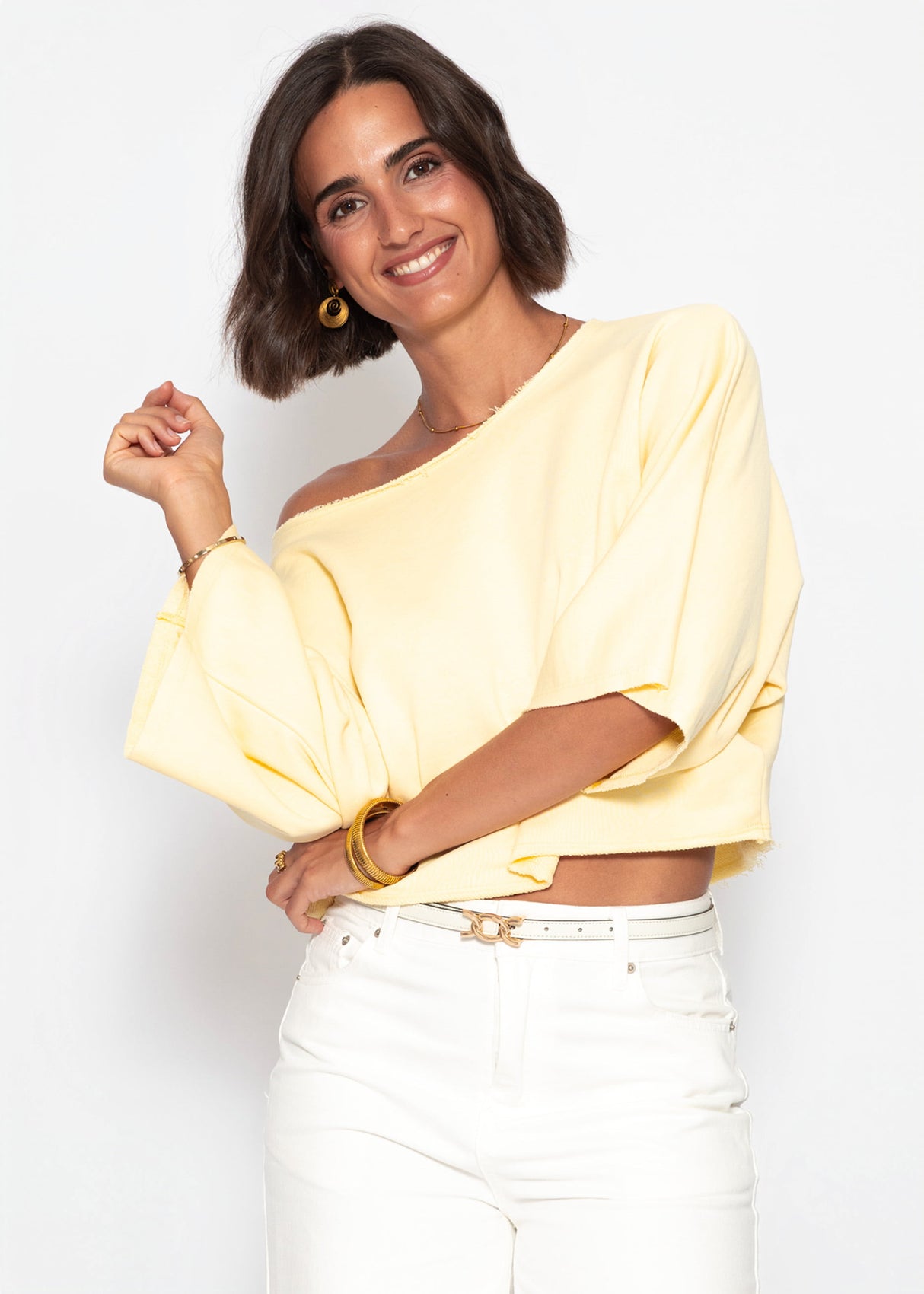Kurzes Sweatshirt mit Fledermausärmel - buttergelb