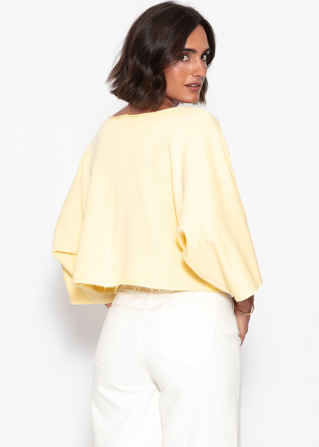 Kurzes Sweatshirt mit Fledermausärmel - buttergelb