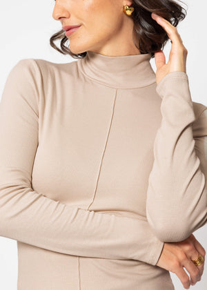 Langarmshirt mit Rollkragen und Biese - beige