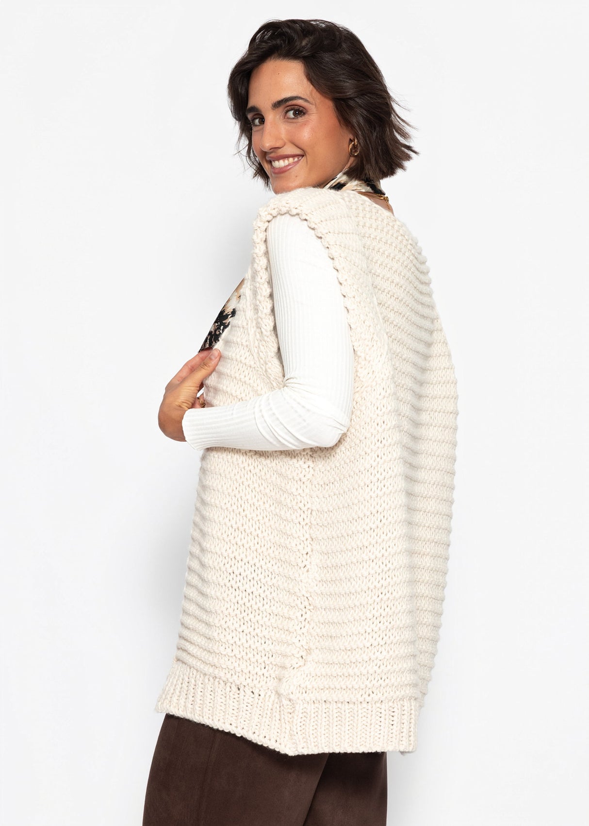 Long sleeveless knitted vest with structured shoulders - off-white