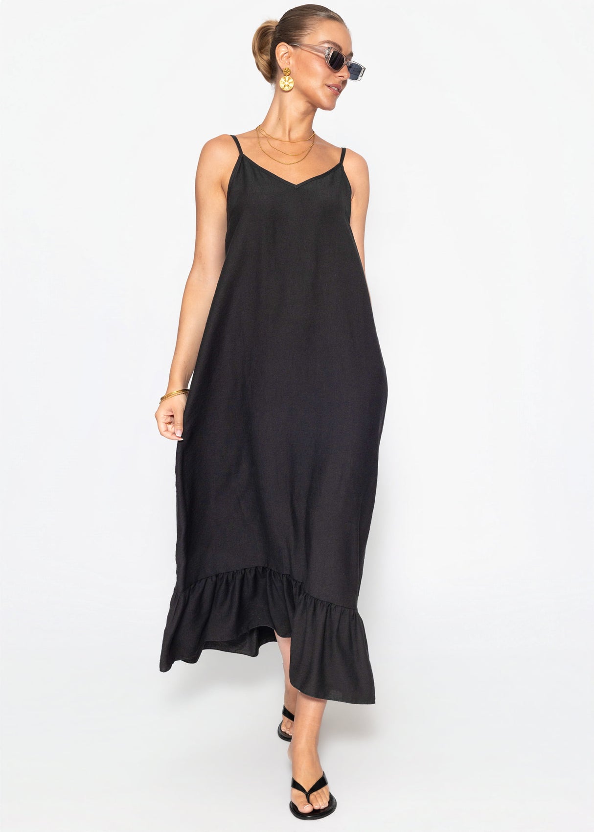 Langes Kleid mit Trägern und Volant - schwarz