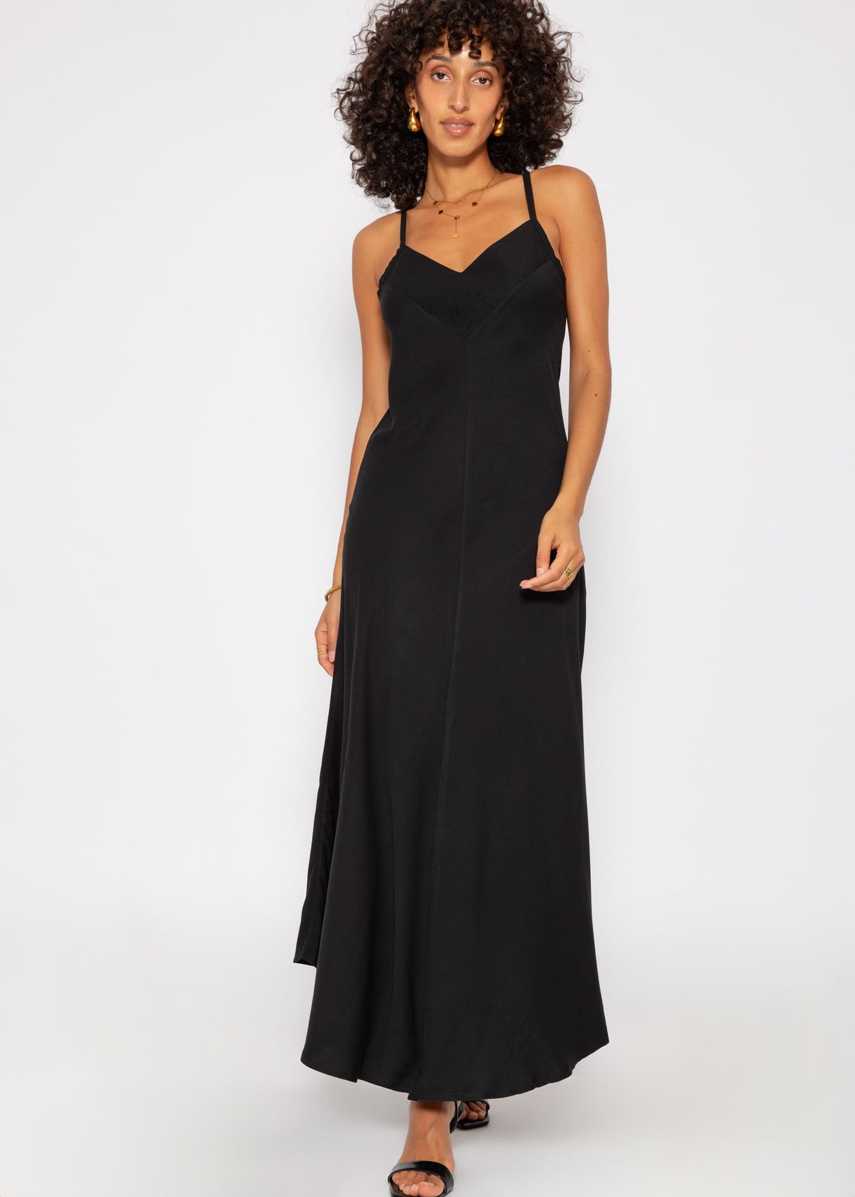 Flowing V-neck maxi dress - black