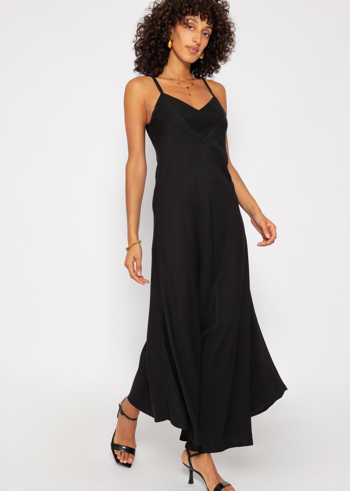 Flowing V-neck maxi dress - black