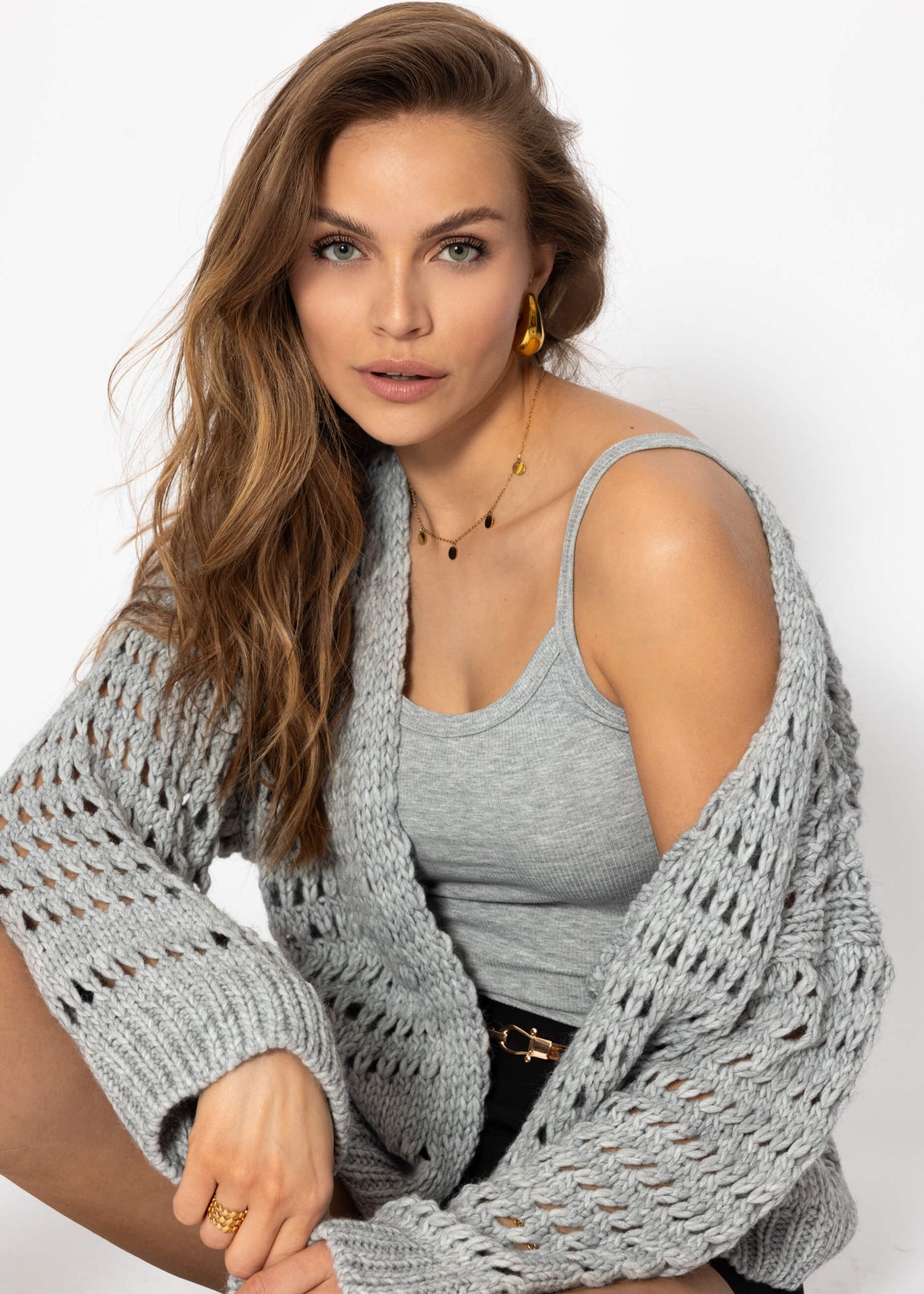 Lässige Strickjacke mit Lochstrickmuster - grau