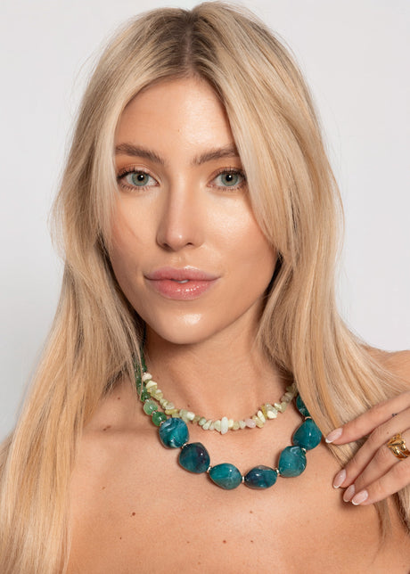 Layered necklace with large green beads - silver