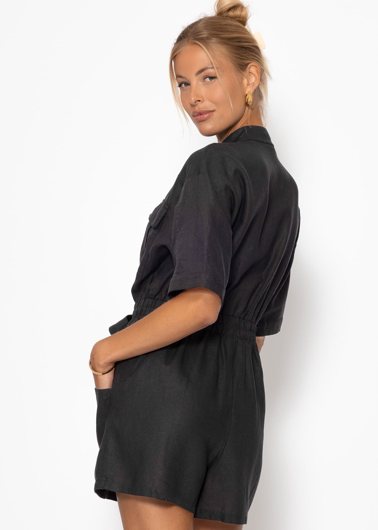 Leinenjumpsuit mit Bindegürtel - schwarz