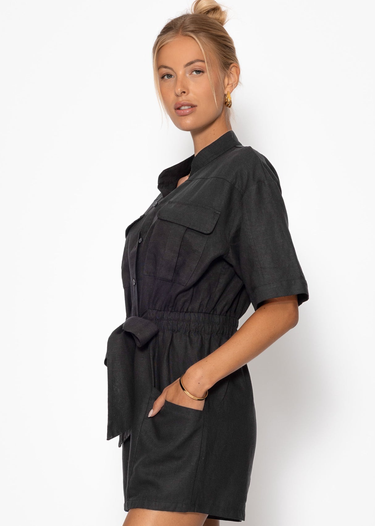 Leinenjumpsuit mit Bindegürtel - schwarz