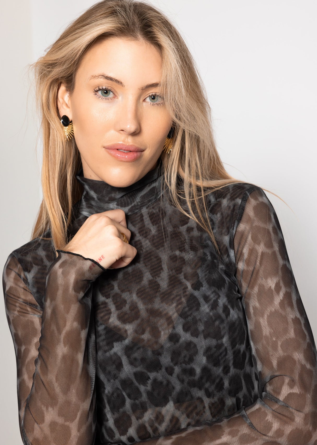 Mesh Langarmshirt mit Leo-Print - grau