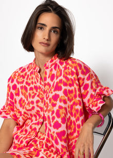 Musselin Blouse in Leo -Print with ruffled hem - pink
