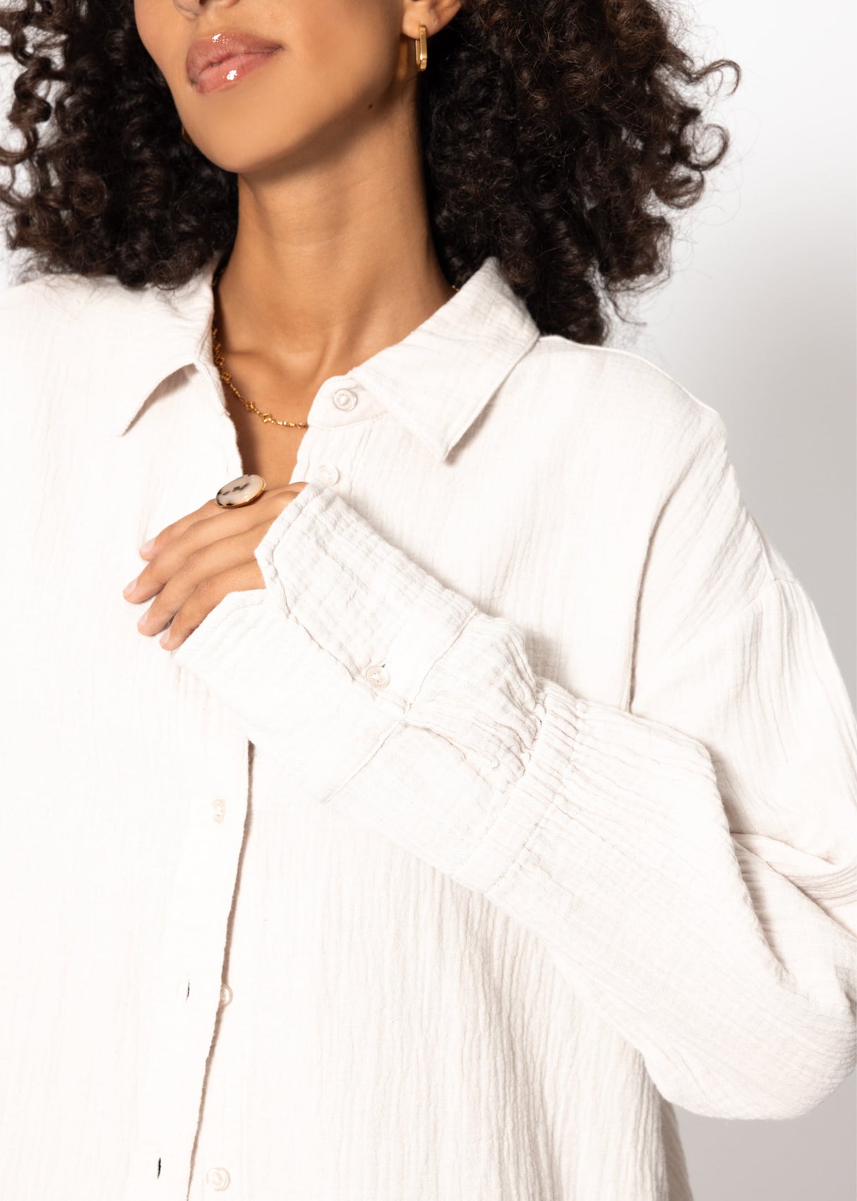 Musselin Bluse mit breiten Manschetten - hellbeige