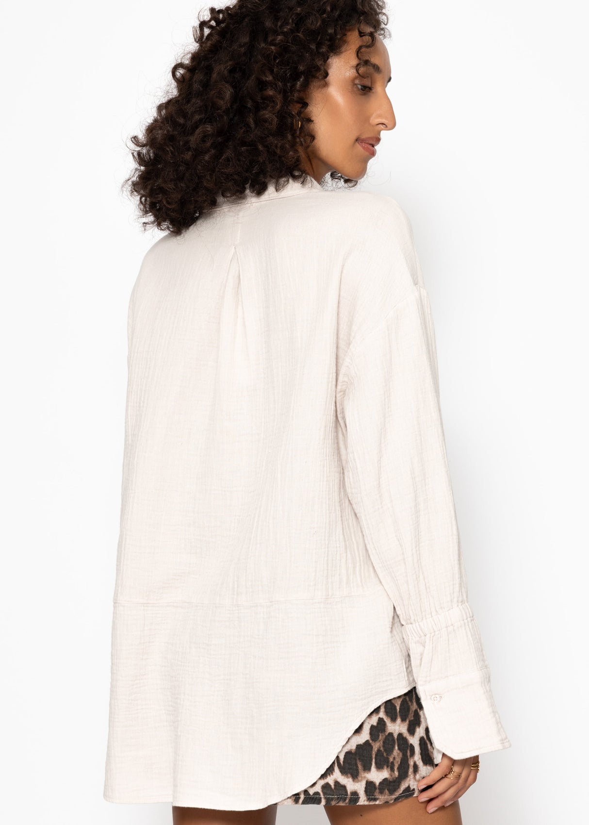 Musselin Bluse mit breiten Manschetten - hellbeige