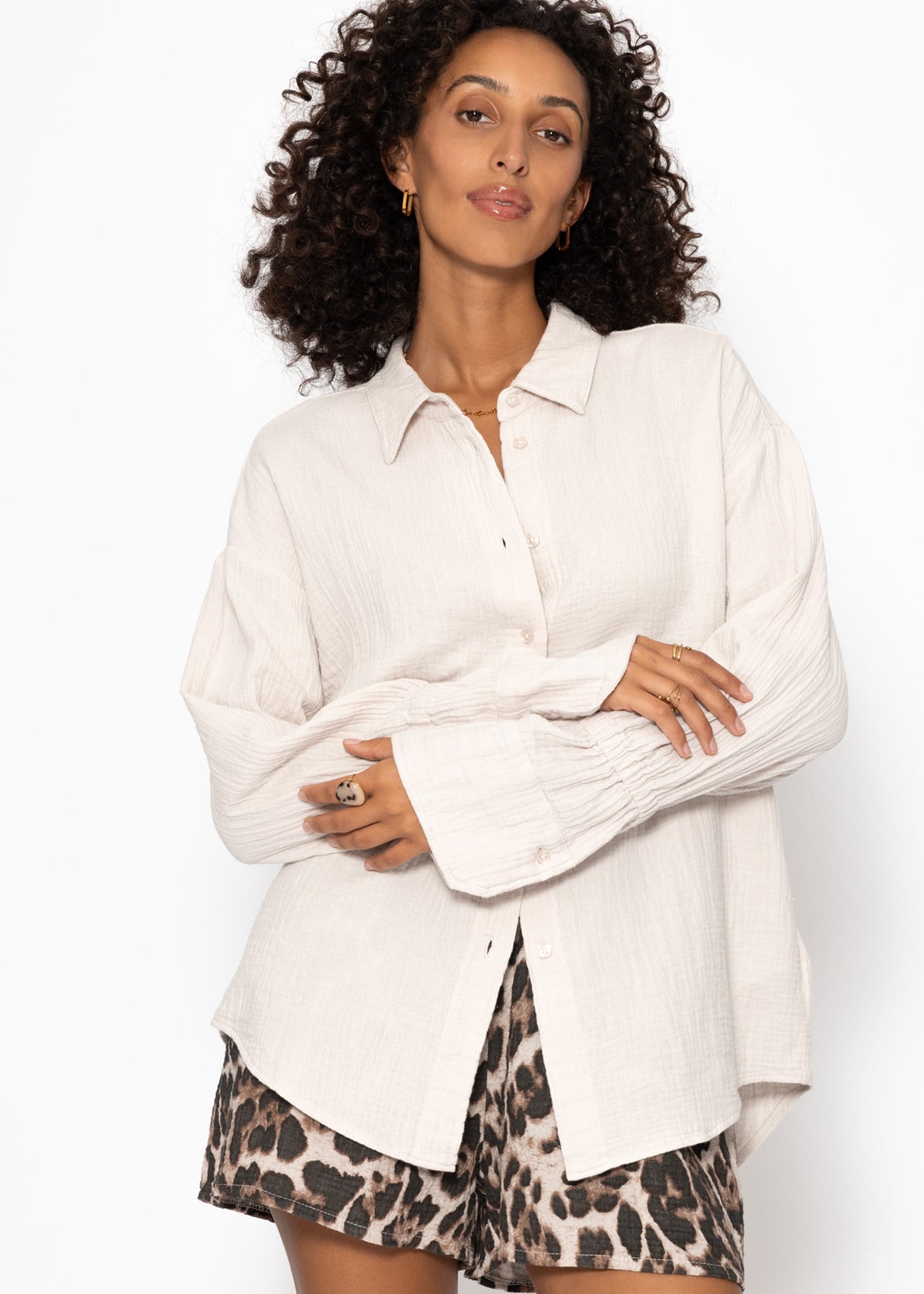 Musselin Bluse mit breiten Manschetten - hellbeige