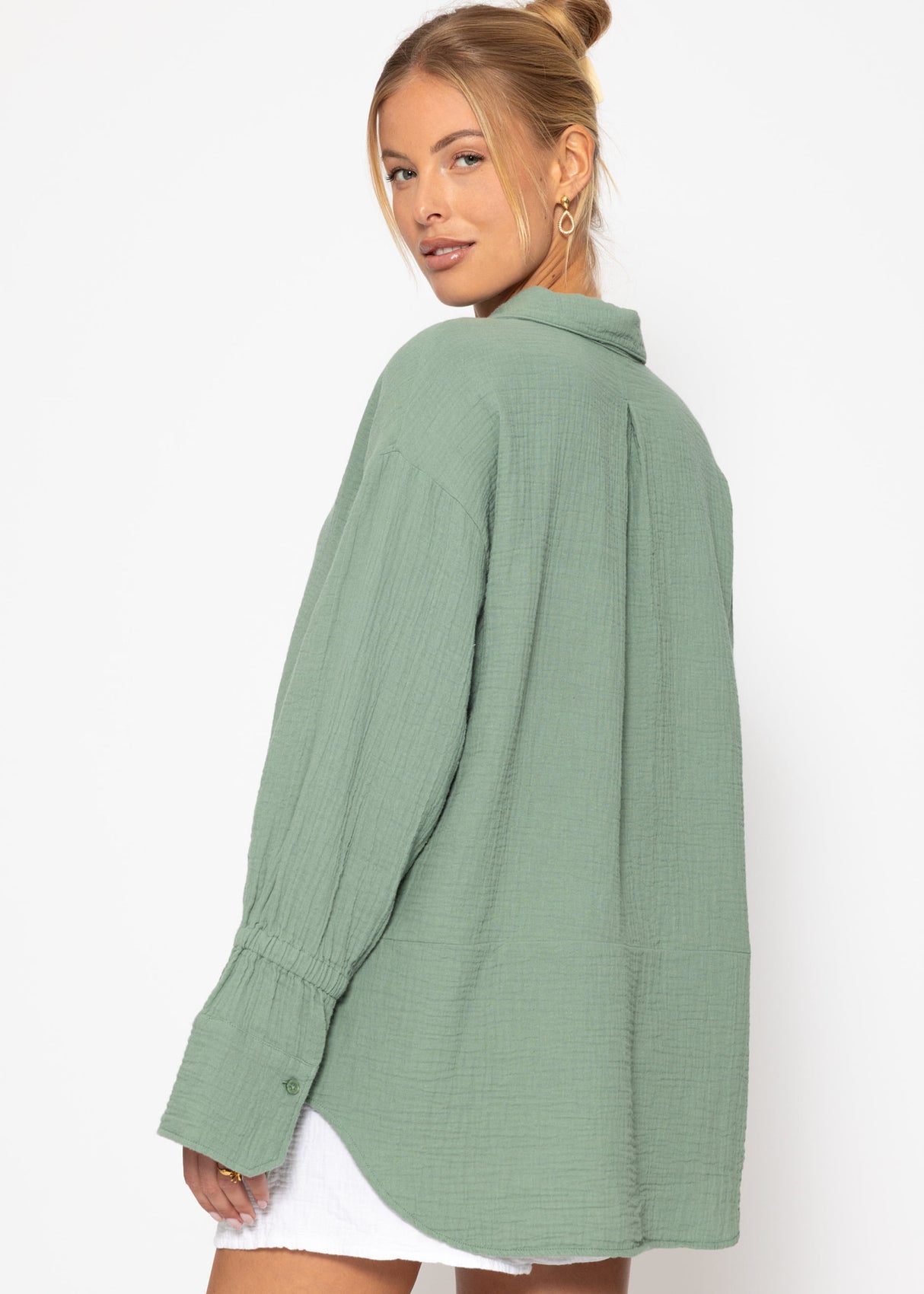 Musselin Bluse mit breiten Manschetten - salbeigrün