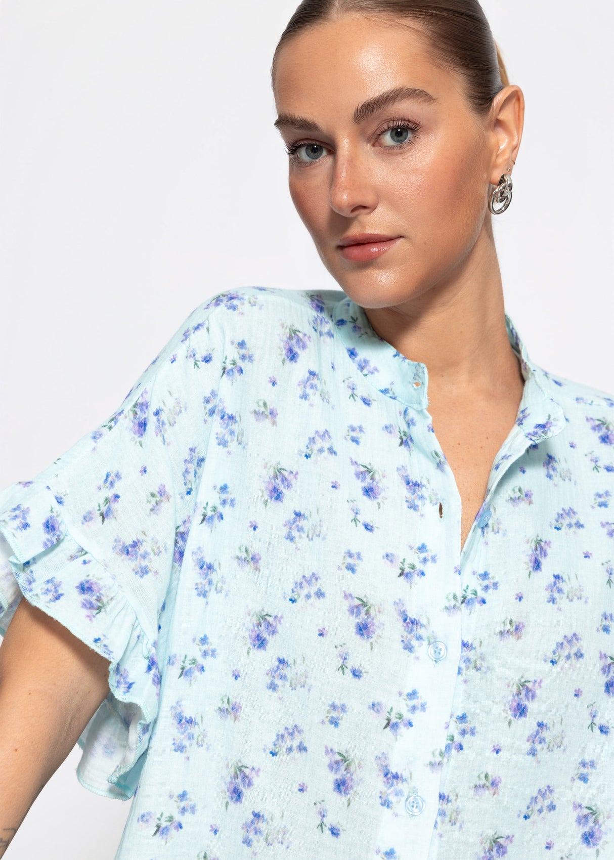 Musselin Bluse mit Rüschensaum und Blumenprint - blau