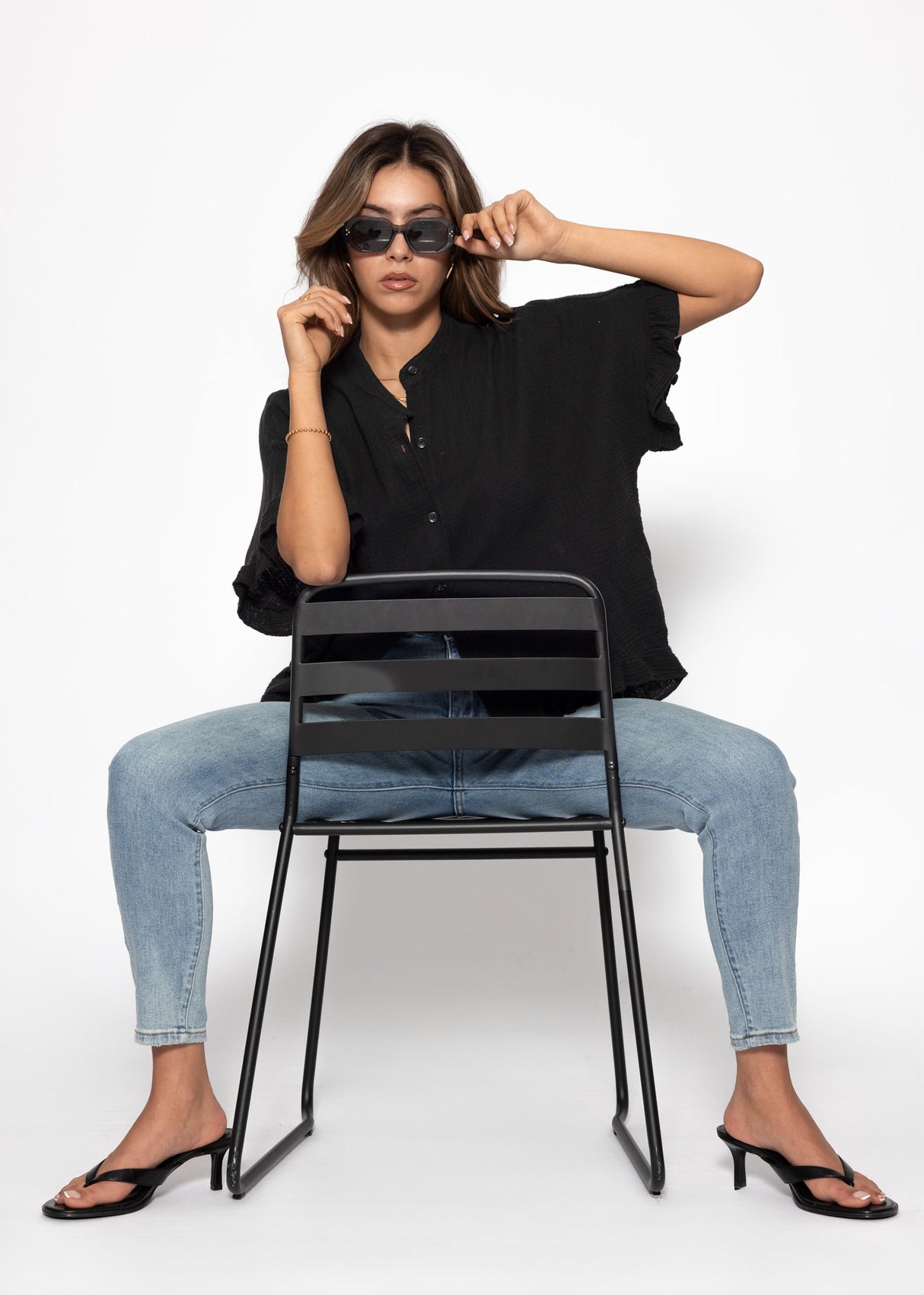 Musselin Bluse mit Rüschensaum - schwarz