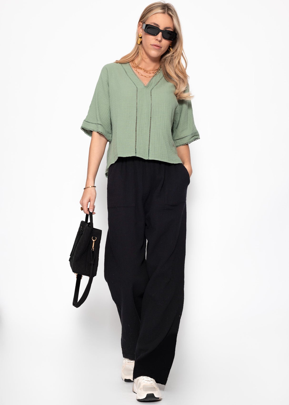 Musselin Bluse mit Spitzeneinsatz - salbeigrün