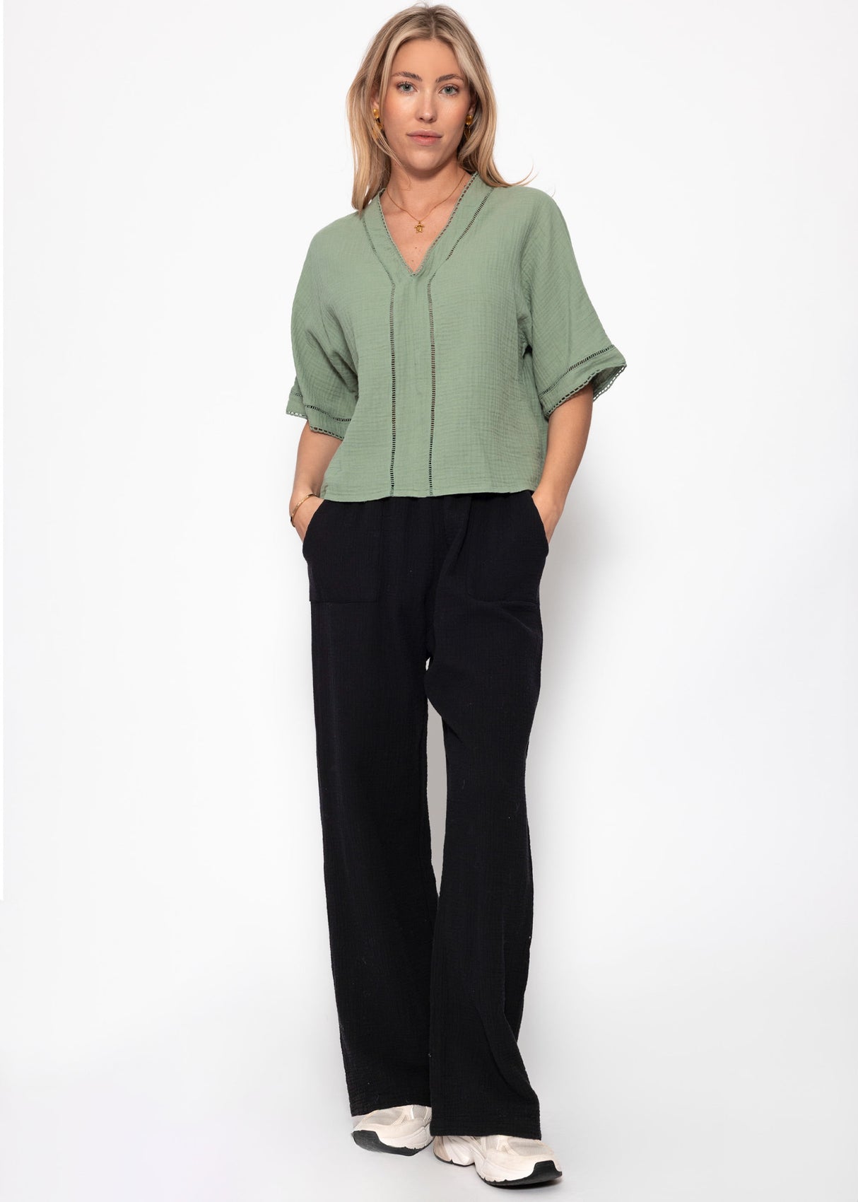 Musselin Bluse mit Spitzeneinsatz - salbeigrün