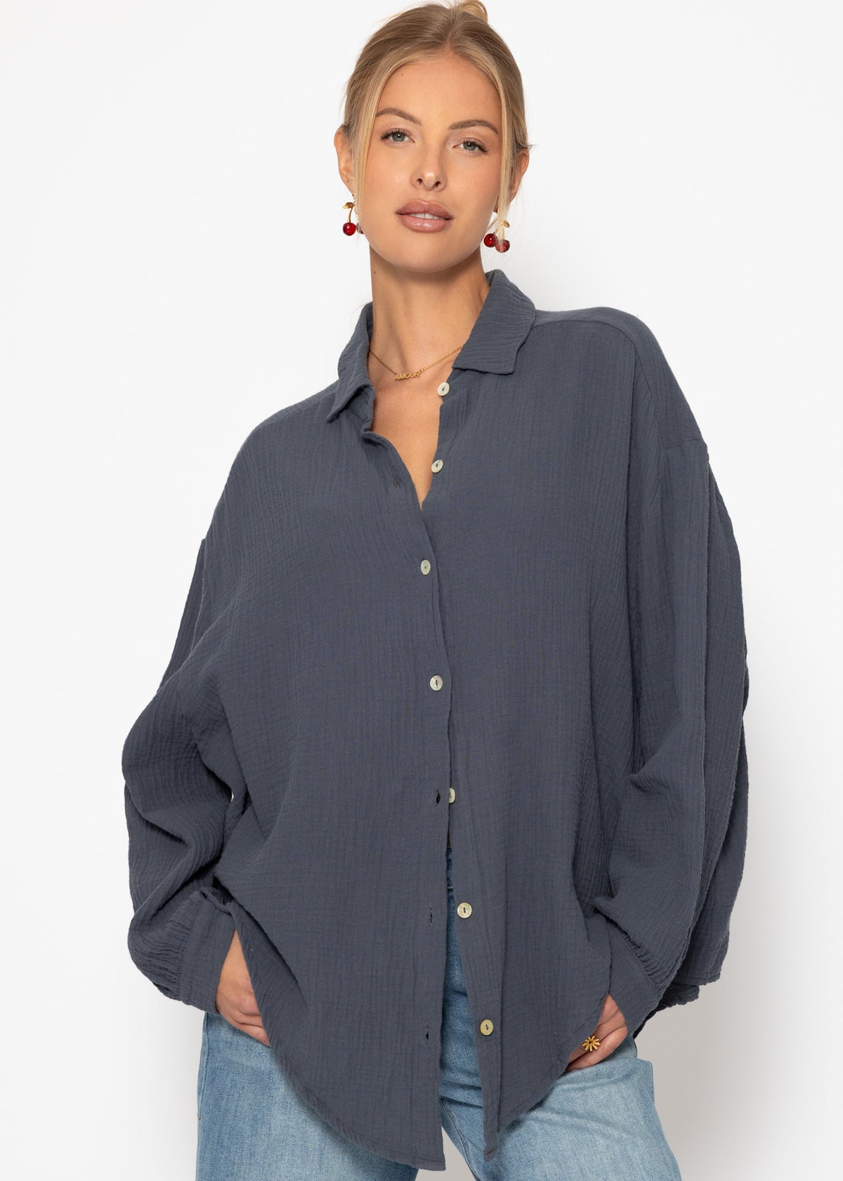SASSYCLASSY Longbluse Oversize Musselin Bluse Damen kurz Langarm Elegant Hemdbluse lang aus Baumwolle mit V-Ausschnitt, One Size (Gr. 36-48)